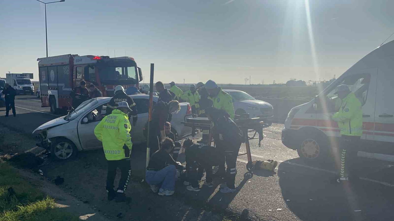 TEKİRDAĞ ÇORLU’DA KONTROLDEN ÇIKAN OTOMOBİLİN BETON BLOĞA ÇARPMASI SONUCU 1’İ ÇOCUK 5 KİŞİNİN...