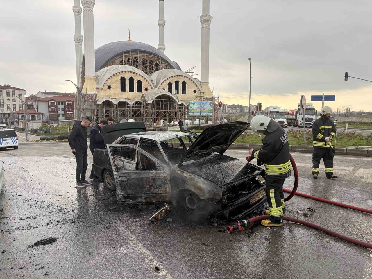 TEKİRDAĞ’IN KAPAKLI İLÇESİNDE SEYİR HALİNDEKİ OTOMOBİL ALEV ALDI. OLAY YERİNE GELEN İTFAİYE...