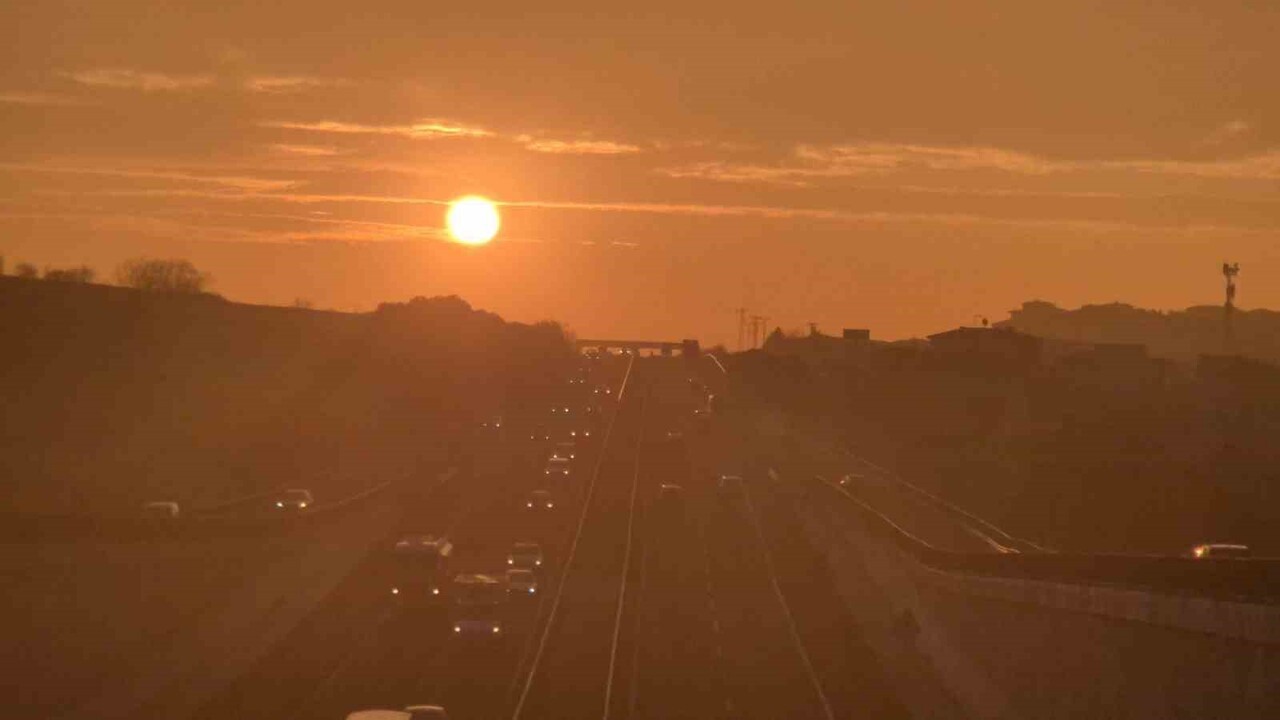 TEKİRDAĞ SÜLEYMANPAŞA’DA GÜN DOĞUMUYLA BİRLİKTE GÖKYÜZÜNDE OLUŞAN TURUNCU TONLAR VATANDAŞLARA...