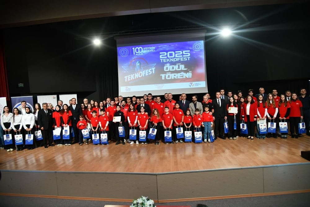 TEKNOFEST 2025 İSTANBUL FİNALLERİNE KATILAN VE DERECE ELDE EDEN ÖĞRETMEN VE ÖĞRENCİLERİ...