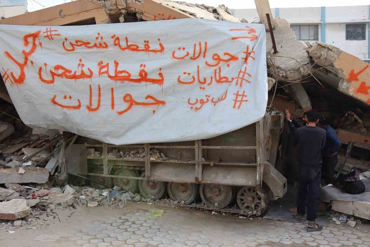 TEL EL-HAVA MAHALLESİNDE YAŞAYAN YAHYA HAJİJ, İSRAİL ASKERLERİ TARAFINDAN TERK EDİLMİŞ BİR ZIRHLI...