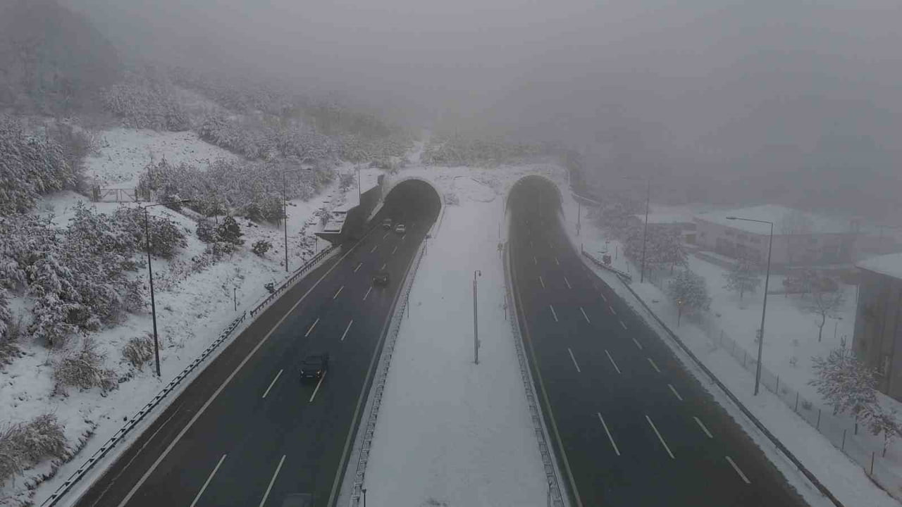 TEM OTOYOLU'NUN BOLU DAĞI TÜNELİ KESİMİNDE KAR YAĞIŞI ETKİLİ OLUYOR.