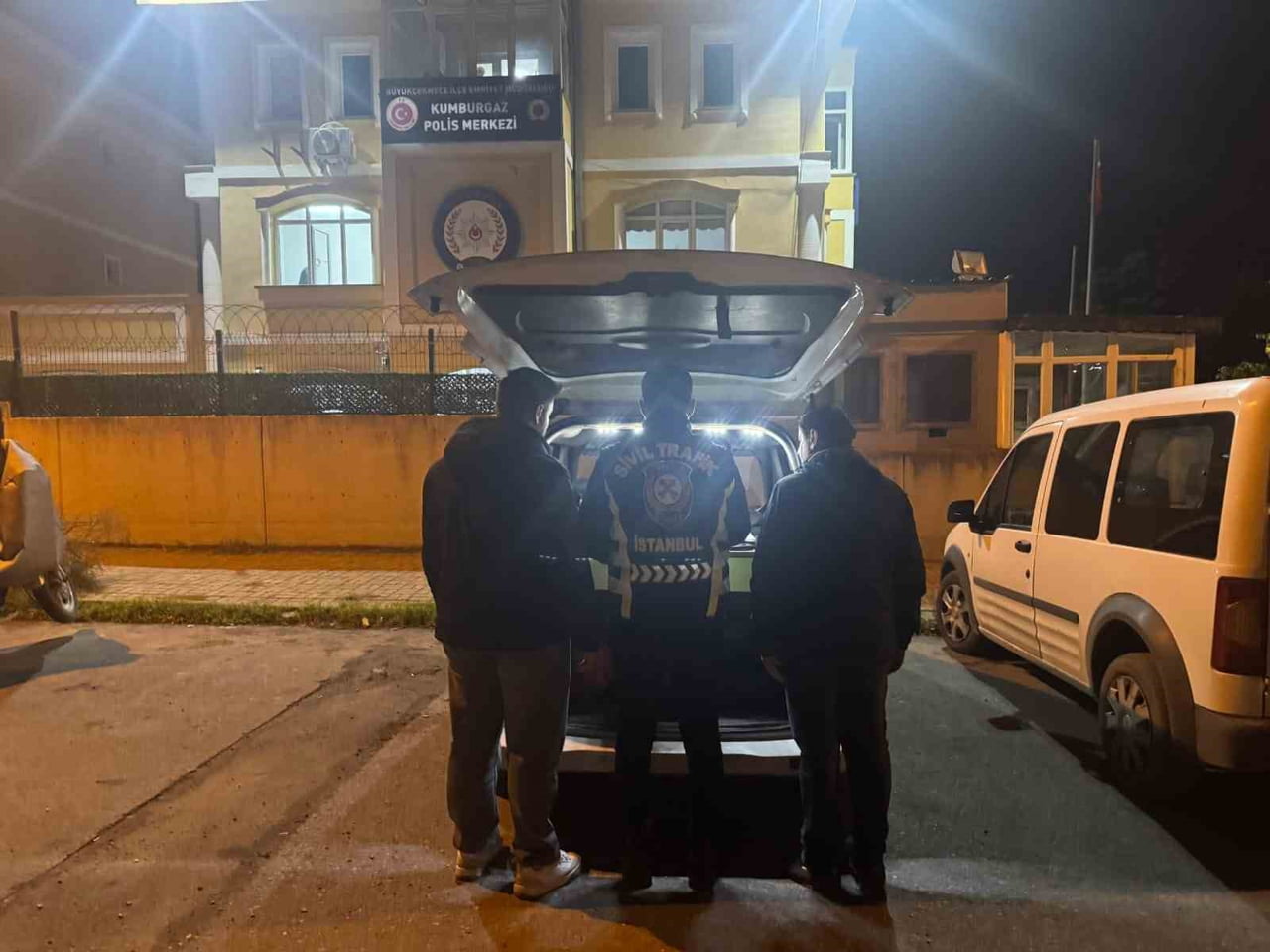 TEM OTOYOLU İSTANBUL KUMBURGAZ'DA TIRA VURUP HAKARET EDİLDİĞİ GÖRÜNTÜLERİ ÜZERİNE HAREKETE GEÇEN...