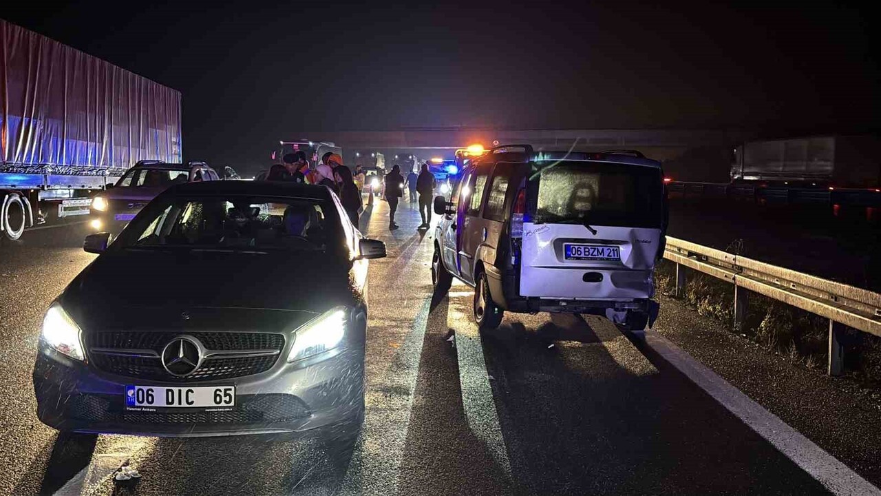 TEM OTOYOLU’NUN BOLU GEÇİŞİNDE 3 ARACIN KARIŞTIĞI ZİNCİRLEME TRAFİK KAZASINDA 7 KİŞİ YARALANDI....