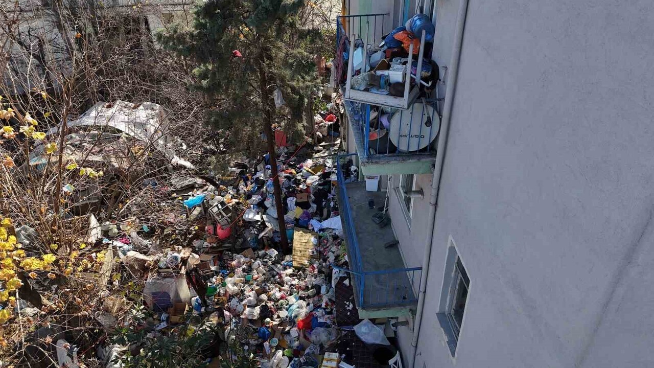 TEMİZLİK ÇALIŞMALARI KAPSAMINDA EV VE BAHÇEDEN YAKLAŞIK 10 KAMYON ÇÖP ÇIKARILDI. BÖLGEDEKİ...