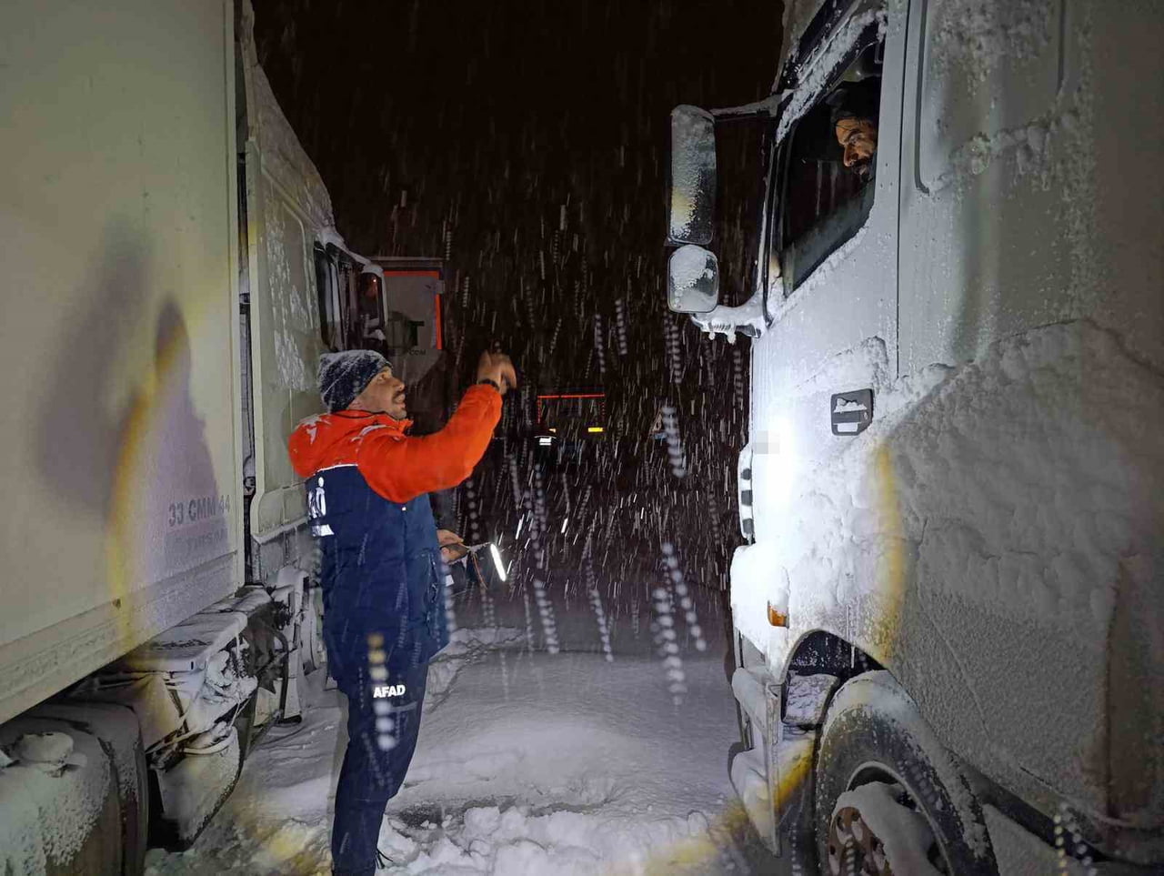 TENDÜREK’TE TİPİ NEDENİYLE ONLARCA ARAÇ YOLDA KALDI