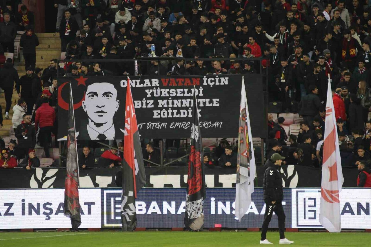 TFF 3. LİG 4. GRUP 12. HAFTASINDA ESKİŞEHİRSPOR SAHASINDA OYNANAN KARŞIYAKA MAÇINDA ESES...