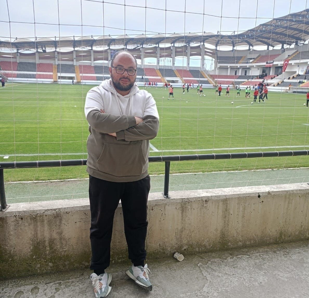 TFF 3. LİGDE MÜCADELE EDEN DENİZLİ İDMANYURDU FANATİĞİ TARAFTAR, BİR ANLIK ÖFKESİNE HAKİM...