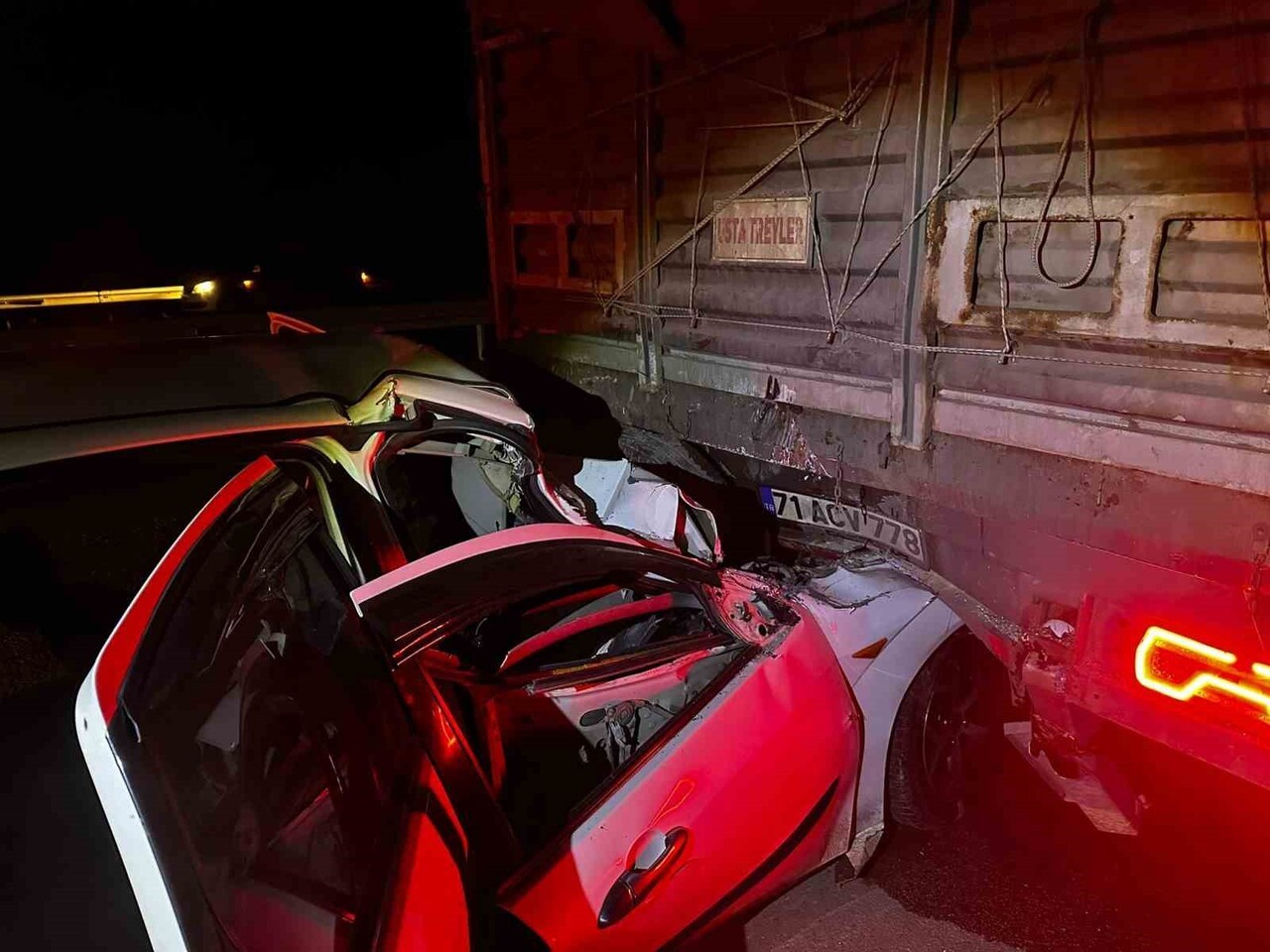 TIRA ARKADAN ÇARPARAK DURABİLEN OTOMOBİLDEN GÖRÜNTÜ