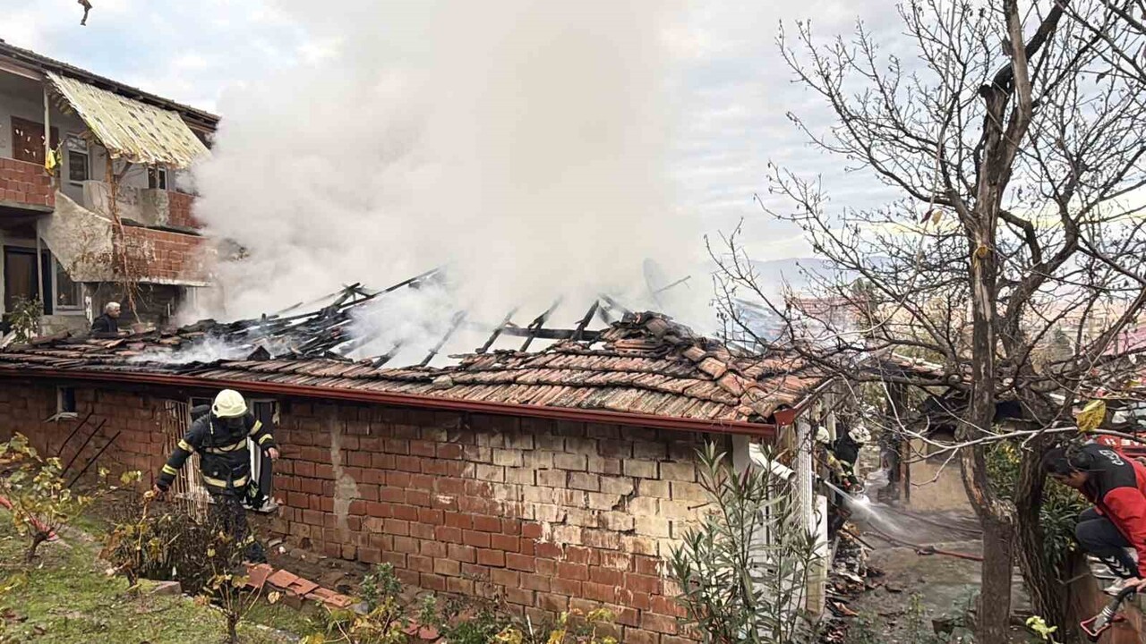 TOKAT'IN ERBAA İLÇESİNDE TEK KATLI BİR MÜSTAKİL EVDE ÇIKAN YANGIN PANİĞE NEDEN OLDU.