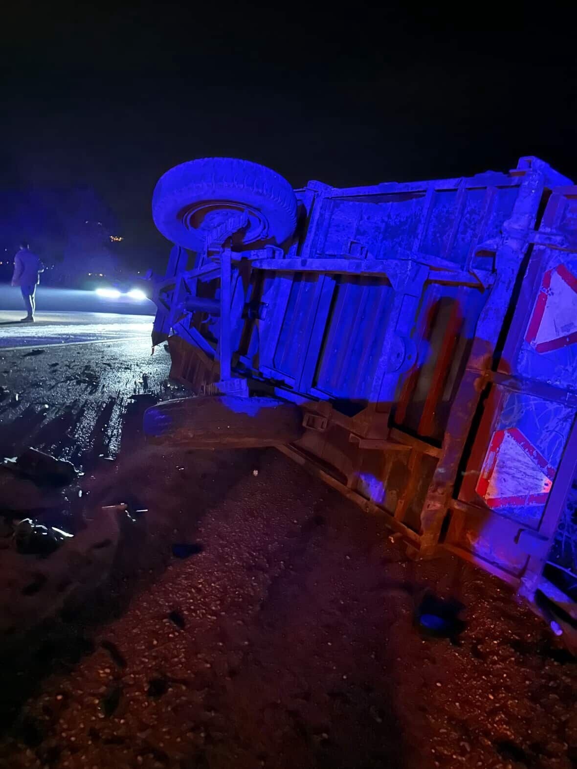 TOKAT'IN NİKSAR İLÇESİNDE BİR OTOMOBİLİN TRAKTÖRE ARKADAN ÇARPMASI SONUCU MEYDANA GELEN TRAFİK...