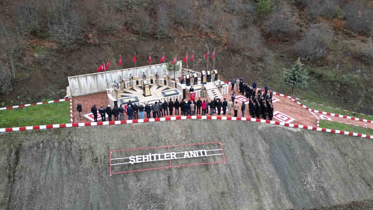 TOKAT'IN REŞADİYE İLÇESİNDE 16 YIL ÖNCE TERÖRİSTLERCE ŞEHİT EDİLEN 7 ASKER İÇİN ANMA PROGRAMI...