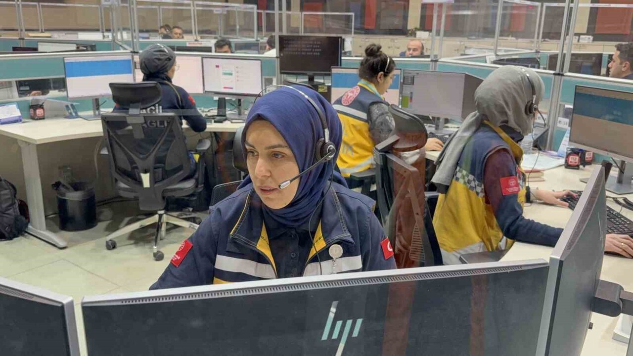 TOKAT 112 GÖREVLİSİ RABİA AKTAŞ, TELEFONDA YÖNLENDİRDİĞİ İLK YARDIM ADIMLARIYLA NEFES ALAMAYAN 1...