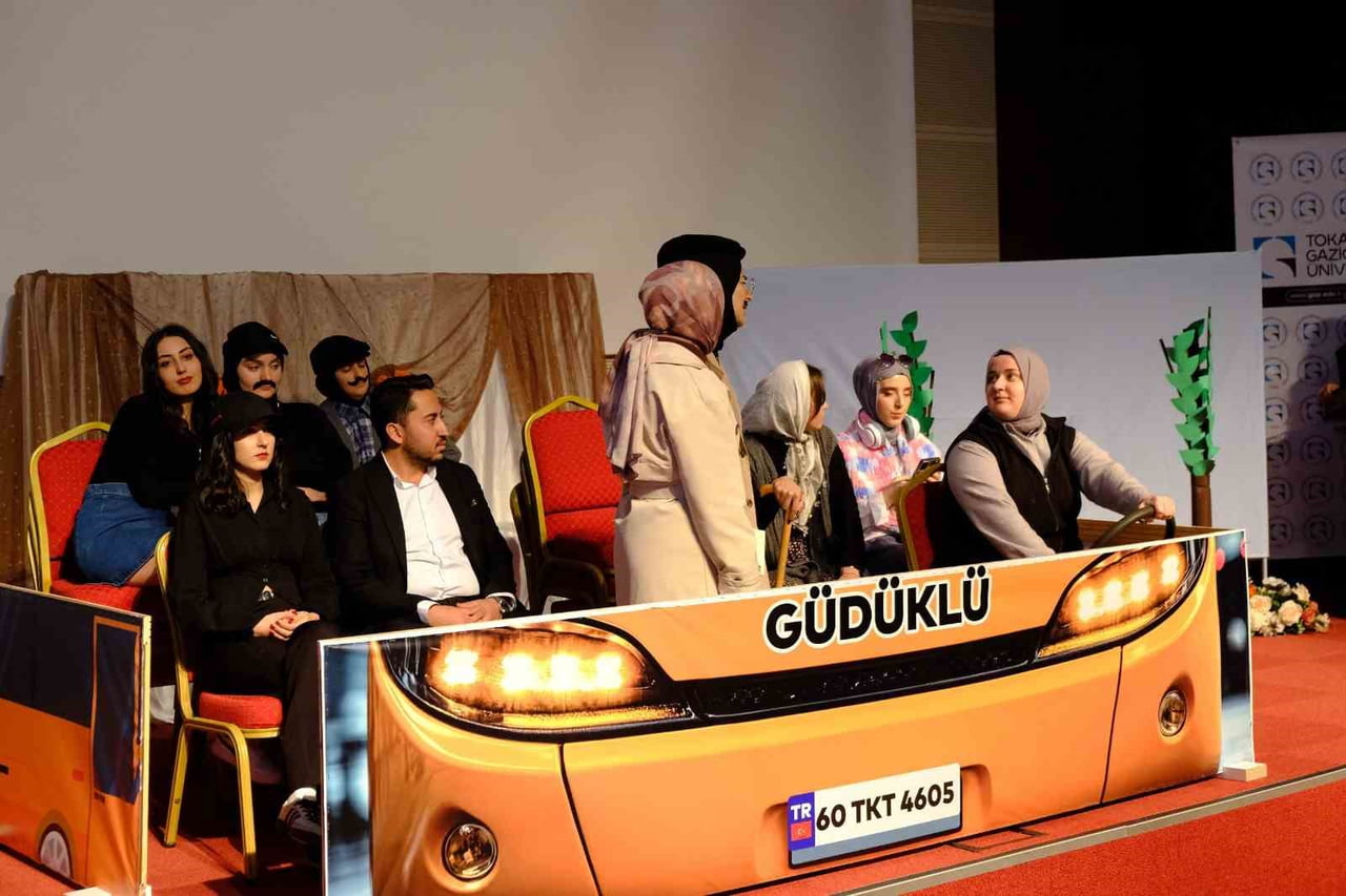 TOKAT (İHA) - TOGÜ EĞİTİM FAKÜLTESİ TARAFINDAN SAHNELENEN "EVDEN İŞE GİDENE KADAR" ADLI TİYATRO...