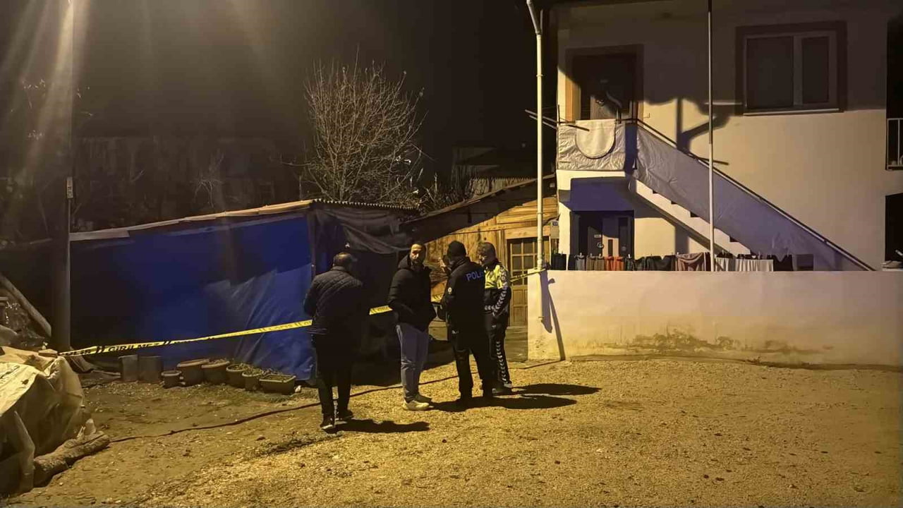 TOKAT (İHA) - TOKAT’IN ERBAA İLÇESİNDE BİR MOTOKURYE, EVİNİN ÖNÜNDE SİLAHLI SALDIRIYA UĞRAYARAK...