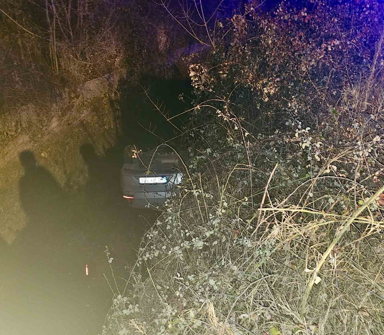 TOKAT (İHA) - TOKAT’TA AKŞAM SAATLERİNDE MEYDANA GELEN TRAFİK KAZASINDA BİR OTOMOBİL SU KANALINA...