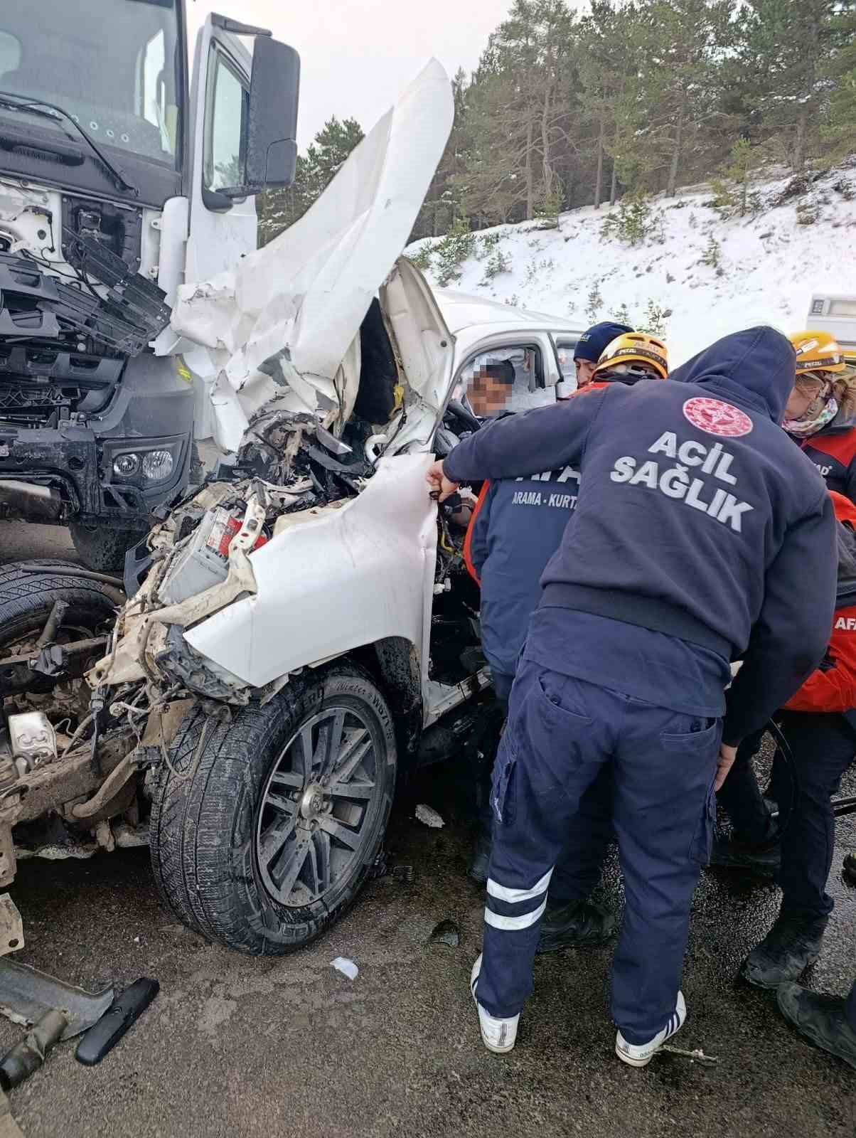 TOKAT-SİVAS KARAYOLU ÇAMLIBEL GEÇİDİ MEVKİİNDE MEYDANA GELEN TRAFİK KAZASINDA KAMYONET İLE TIRIN...