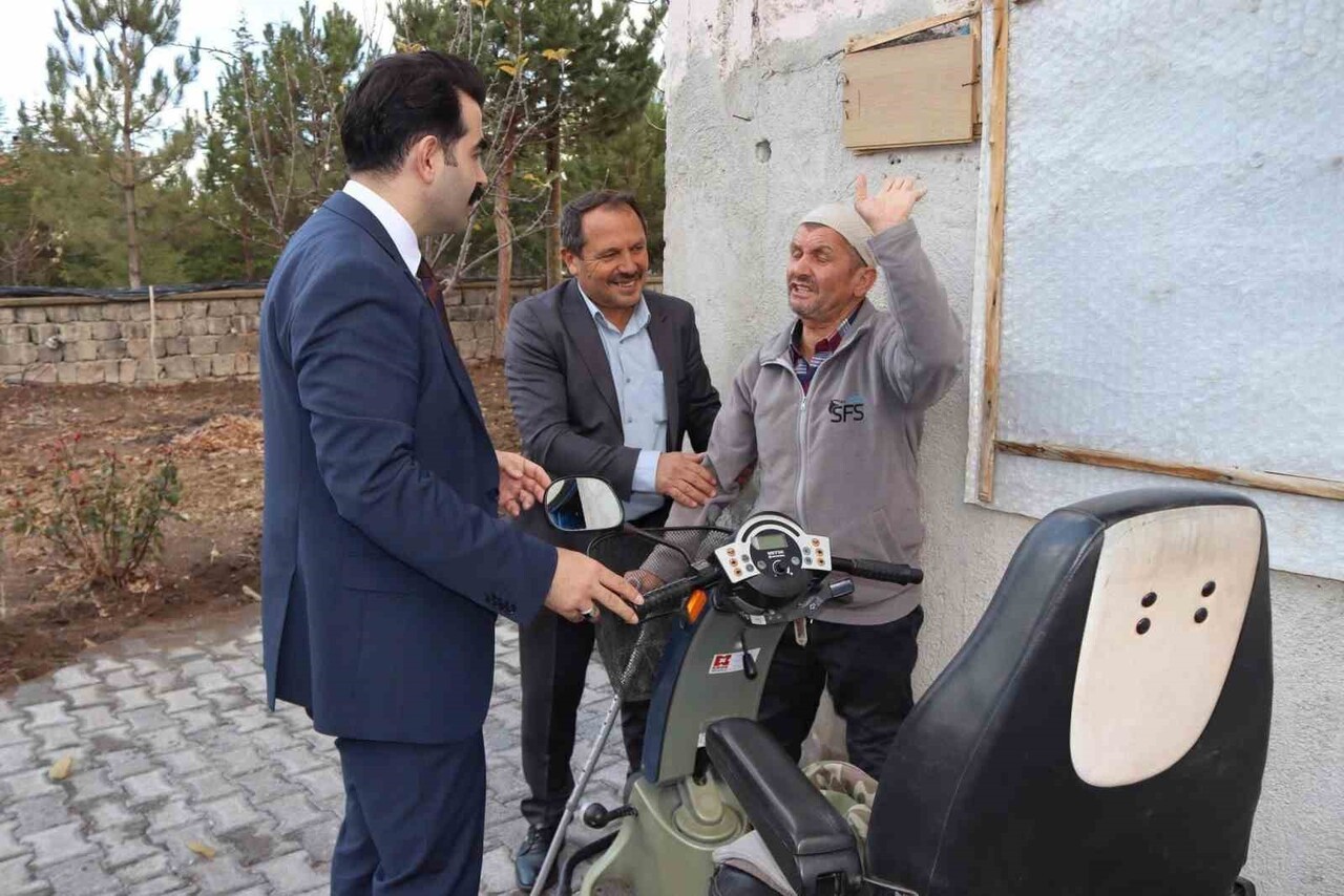 TOMARZA KAYMAKAMI SELİM ESER, 3 ARALIK DÜNYA ENGELLİLER GÜNÜ DOLAYISIYLA İLÇEDE BULUNAN ENGELLİ...