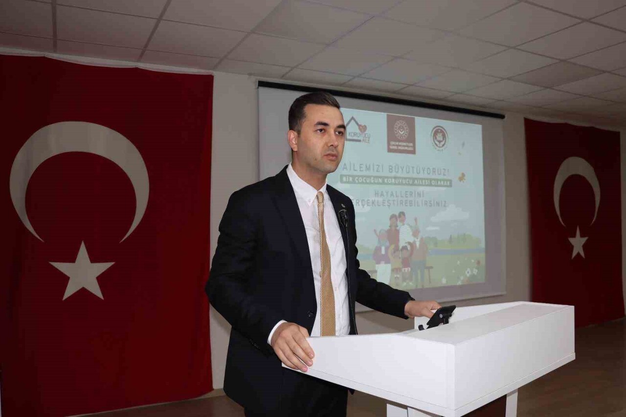 TOPLANTININ AÇILIŞINDA KONUŞAN MİDYAT KAYMAKAMI MEHMET KAYA, KORUYUCU AİLELİĞİN TOPLUMSAL ÖNEMİNE...