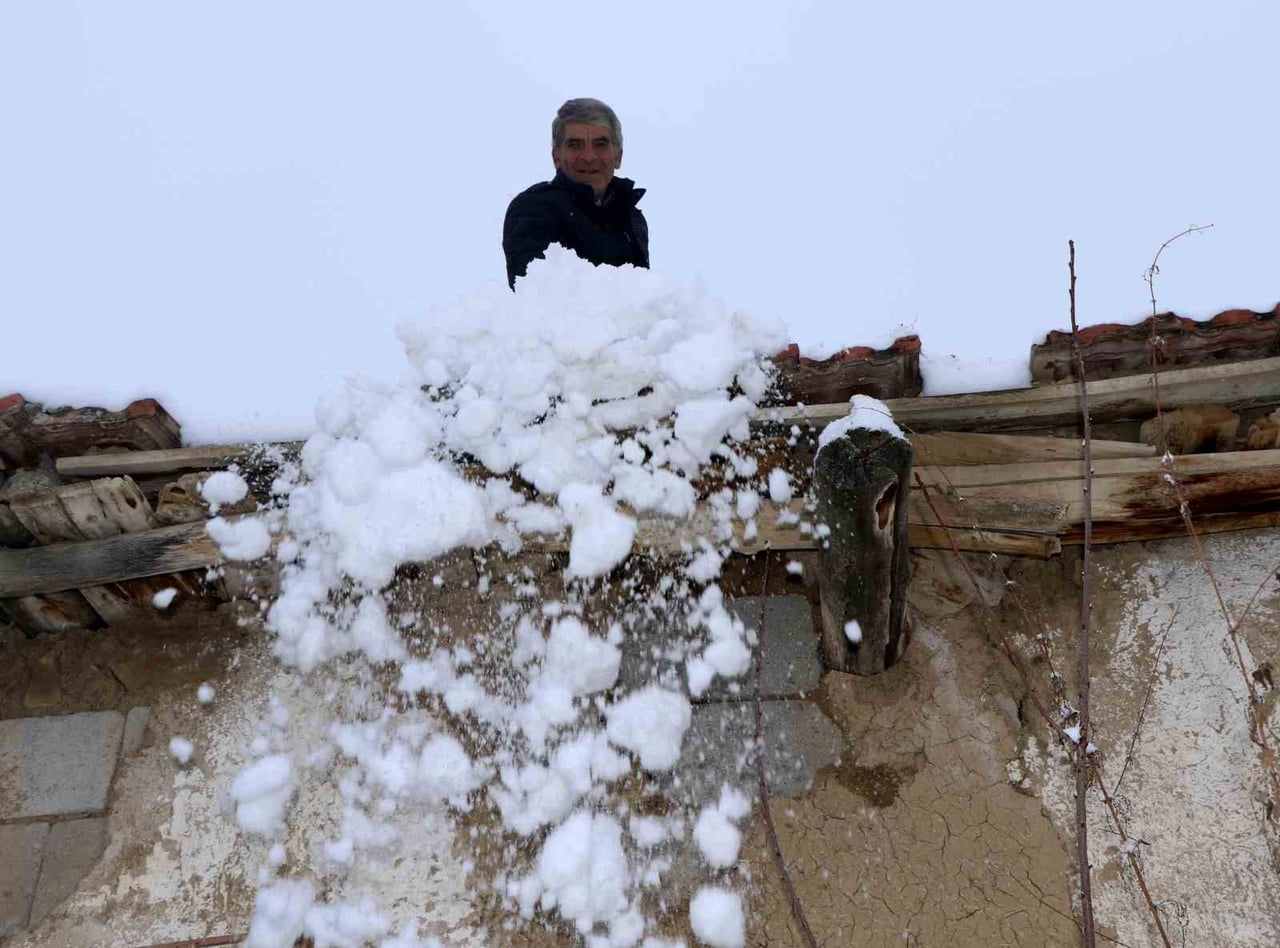 TOPRAK DAMLI EVLERDE YAŞAYAN VATANDAŞLAR BACA KÜREME İŞİNE KOYULDU