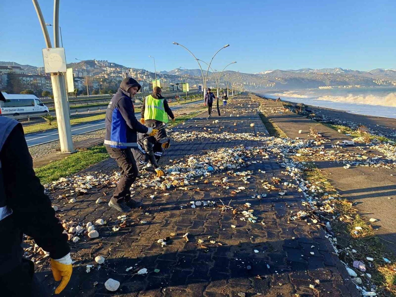 TRABZON'DA ETKİLİ OLAN ŞİDDETLİ FIRTINANIN ARDINDAN AYASOFYA SAHİLİNDE BİRİKEN ATIKLAR...