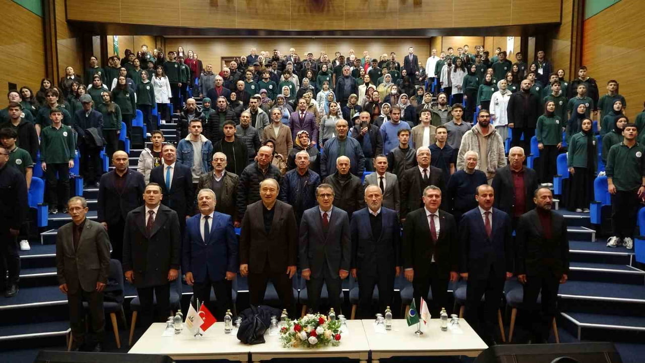 TRABZONSPOR’UN ESKİ FUTBOLCUSU VE TEKNİK DİREKTÖRLERİNDEN ŞENOL GÜNEŞ, TRABZON’DA BİR LİSEDE...