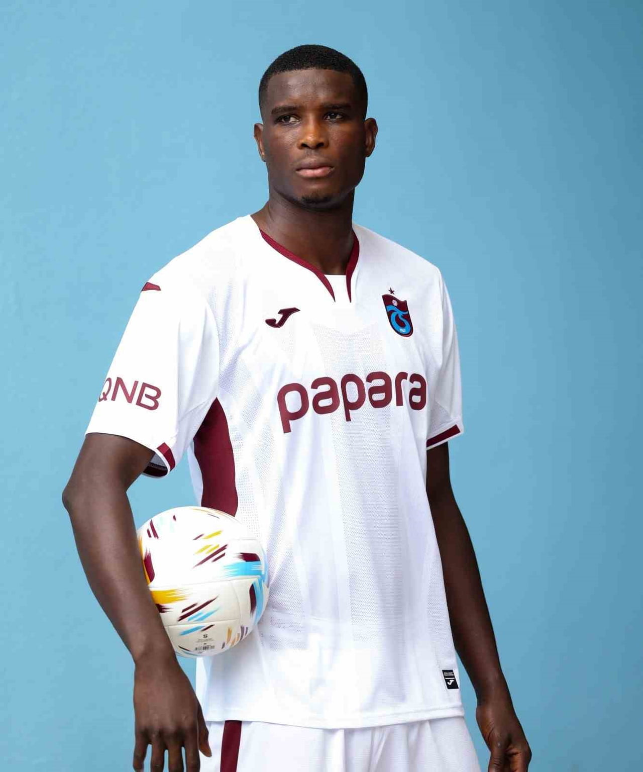 TRABZONSPOR’UN GOLCÜ OYUNCUSU PAUL ONUACHU, BİR FUTBOLCUNUN YAŞAYABİLECEĞİ EN GÜZEL ŞEYİN KUPA...