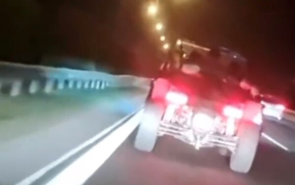 TRAFİKTE TEHLİKELİ HAREKETLER YAPAN SÜRÜCÜ YAKALANDI