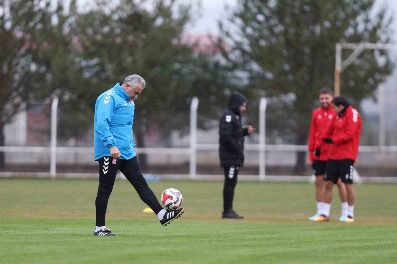 TRENDYOL 1. LİG’İN 17. HAFTASINDA SAHASINDA ÇORUM FK’YI KONUK EDECEK OLAN ÖZBELSAN SİVASSPOR...