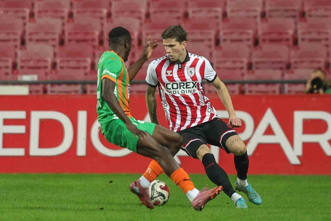 TRENDYOL SÜPER LİG'İN 14. HAFTASINDA SAMSUNSPOR, SAHASINDA ALANYASPOR İLE 1-1 BERABERE KALDI.