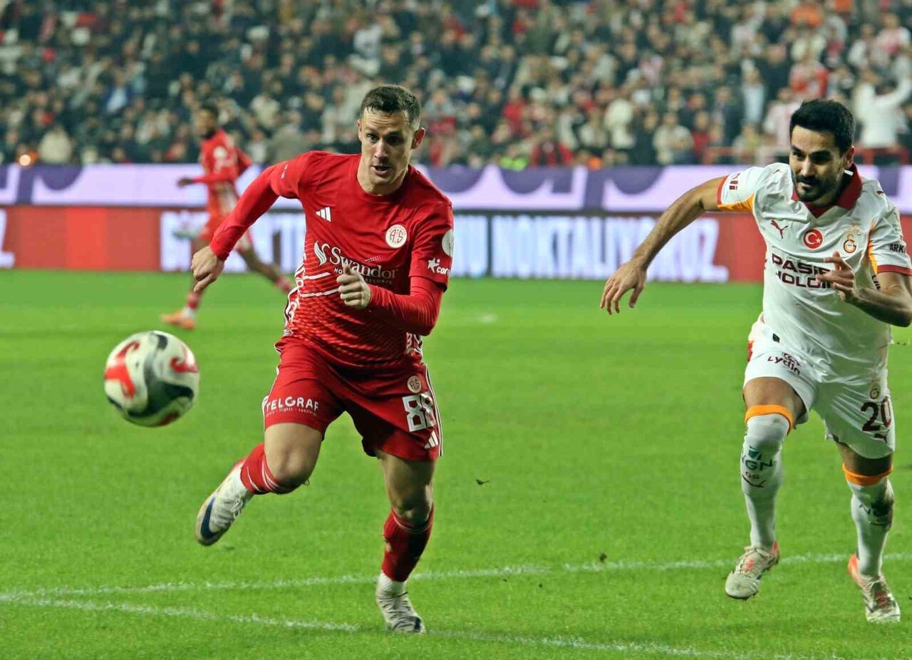 TRENDYOL SÜPER LİG'İN 16. HAFTASINDA ANTALYASPOR SAHASINDA GALATASARAY'A 4-1 MAĞLUP OLDU.