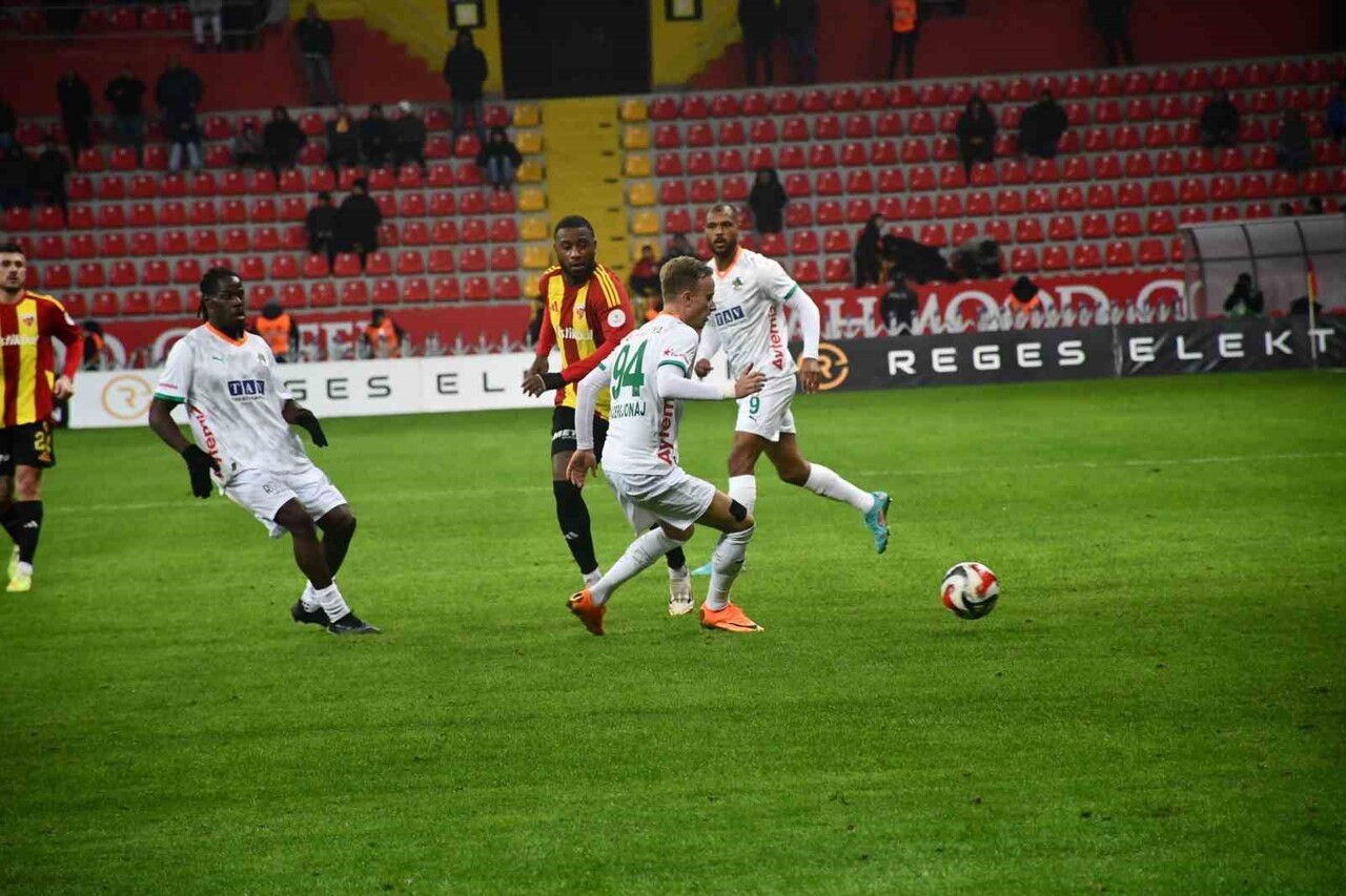 TRENDYOL SÜPER LİG'İN 16. HAFTASINDA KAYSERİSPOR, EVİNDE KARŞILAŞTIĞI CORENDON ALANYASPOR İLE 0-0...