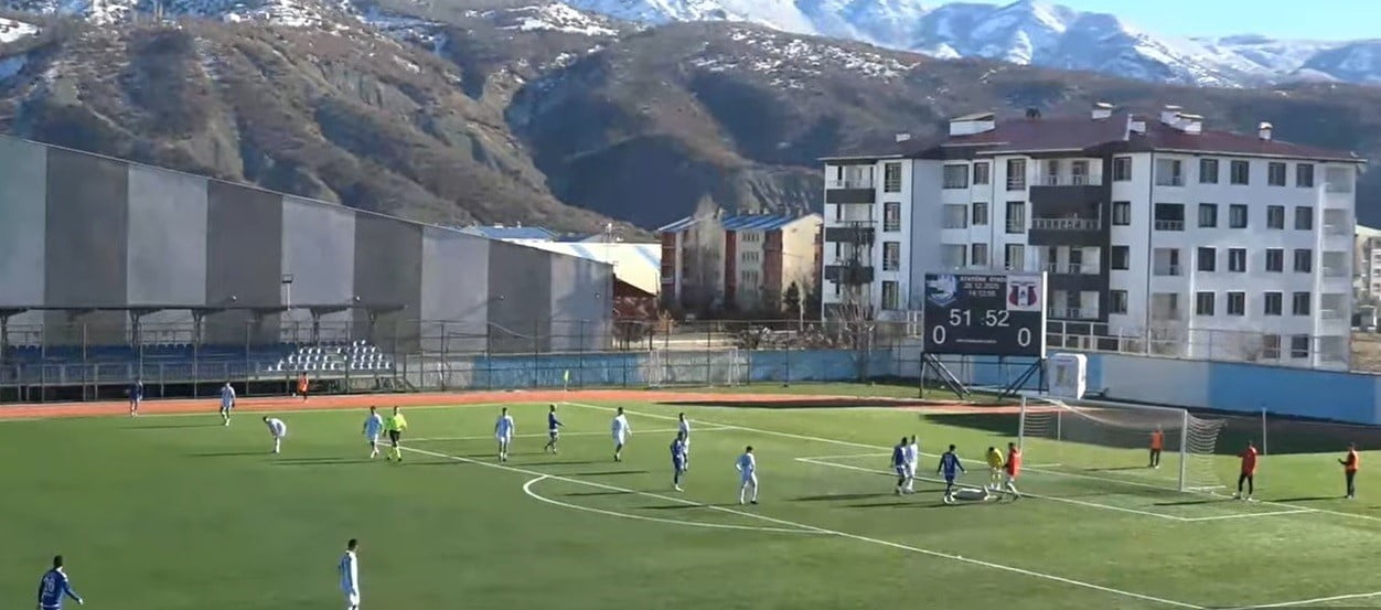 TUNCELİ ATATÜRK STADYUMU’NDA OYNANAN DERSİMSPOR-SERHAT ARDAHAN MAÇI SIRASINDA CEZA SAHASINDA...