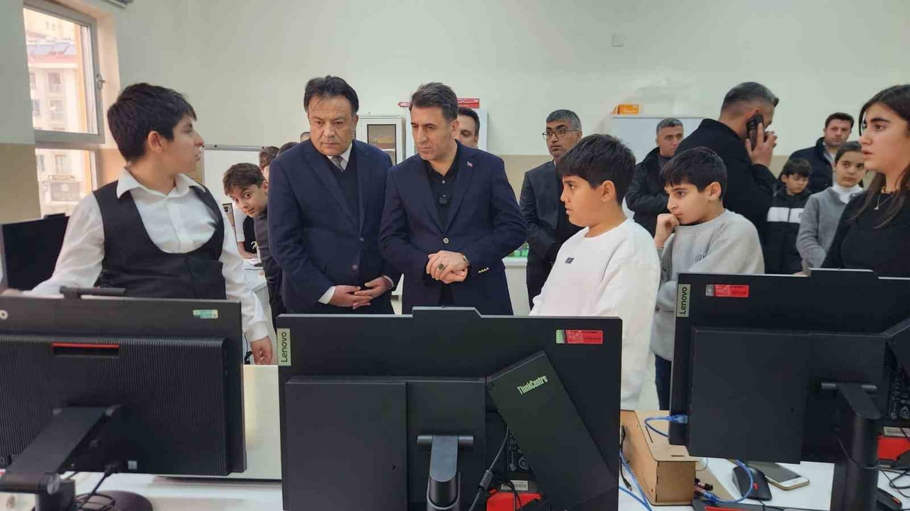 TUNCELİ, HACI BEKTAŞ VELİ BİLİM VE SANAT MERKEZİ’NDE DÜZENLENEN BİLİM VE SANAT ŞENLİĞİ RENKLİ...