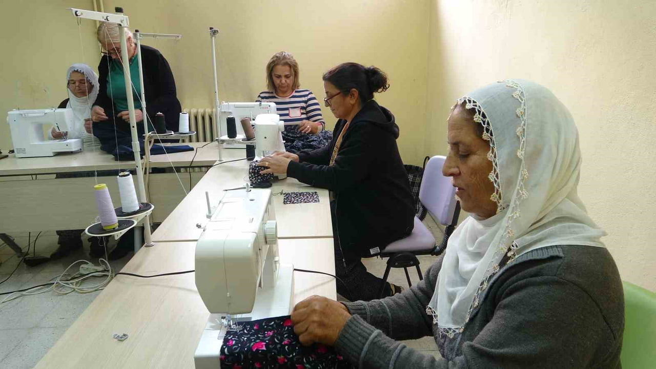TUNCELİ’NİN HOZAT İLÇESİNDE HALK EĞİTİM MERKEZİ BÜNYESİNDE AÇILAN DİKİŞ KURSU, KADINLARIN HEM...