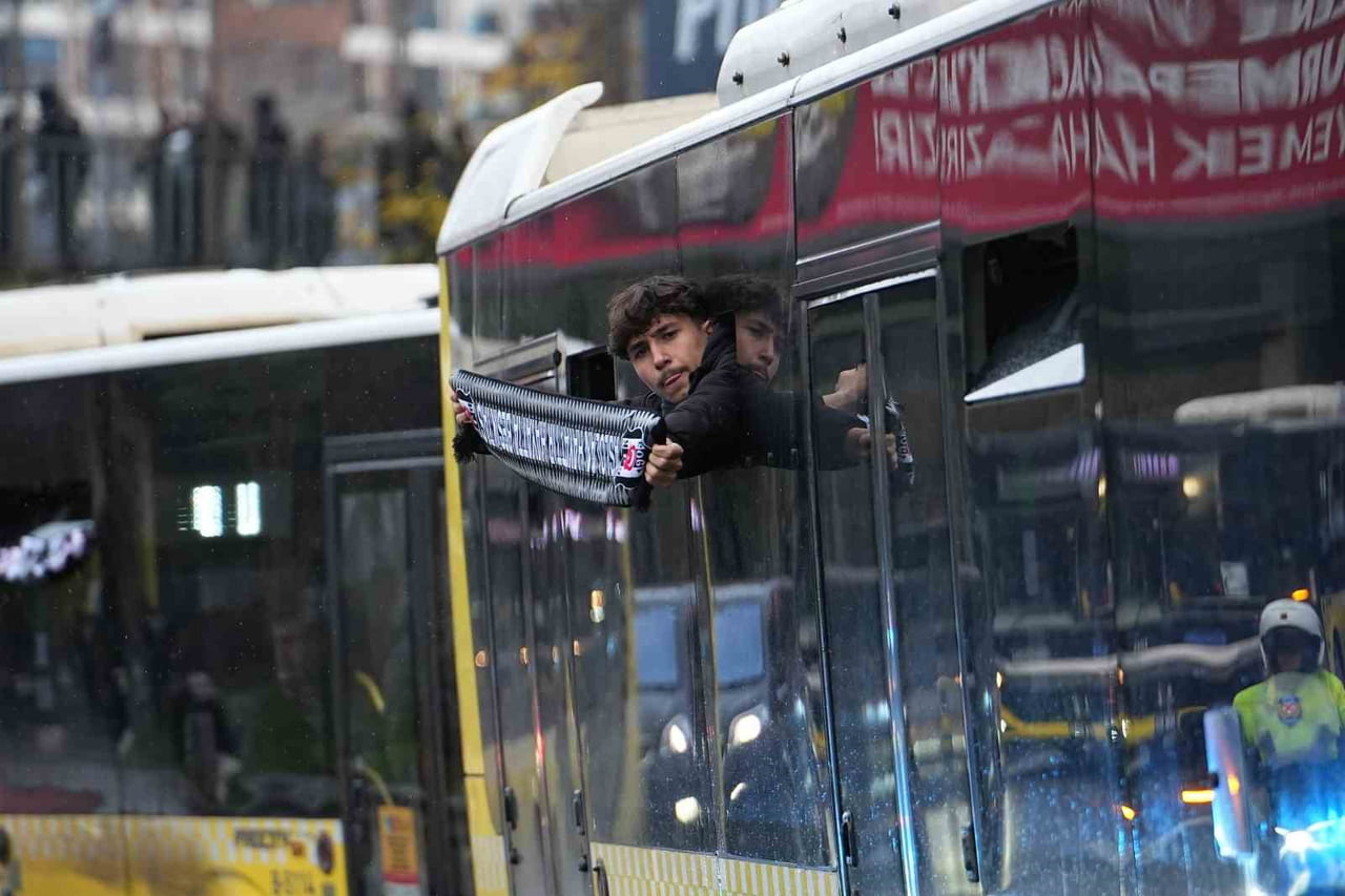 TÜPRAŞ STADYUMU’NDA TOPLANAN YAKLAŞIK 2 BİN TARAFTAR, BİLET KONTROLÜ VE ÜST ARAMASININ ARDINDAN 30...
