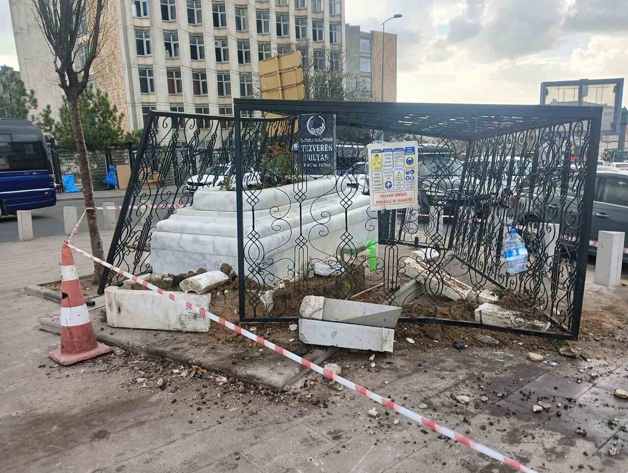 TÜRBENİN ETRAFINDA KAZADAN DOLAYI HASAR OLUŞTU