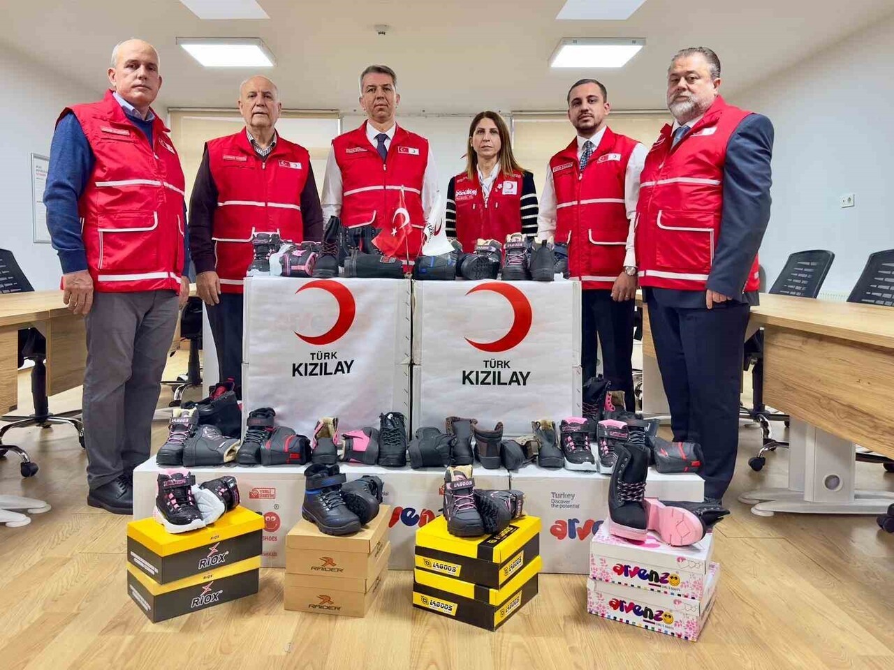 TÜRK KIZILAY MANİSA İL MERKEZİ BAŞKANLIĞI, ÇOCUKLARIN KIŞ MEVSİMİNİ DAHA SICAK VE SAĞLIKLI...