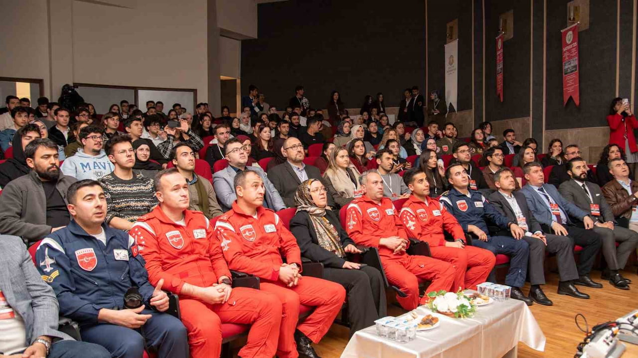 TÜRK YILDIZLARI AKROBASİ TİMİ, SELÇUK ÜNİVERSİTESİ EV SAHİPLİĞİNDE DÜZENLENEN ULUSLARARASI SAVUNMA...