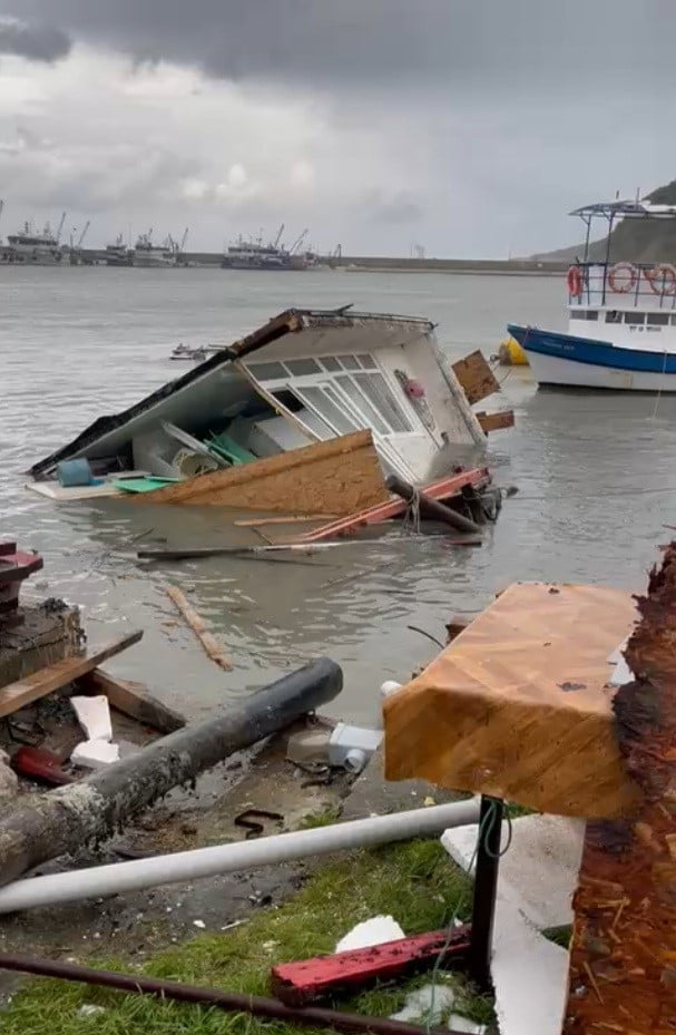 TÜRKELİ’DE ŞİDDETLİ FIRTINA, BALIKÇI BARINAĞINA ZARAR VERDİ SİNOP’UN TÜRKELİ İLÇESİNDE ETKİLİ OLAN...