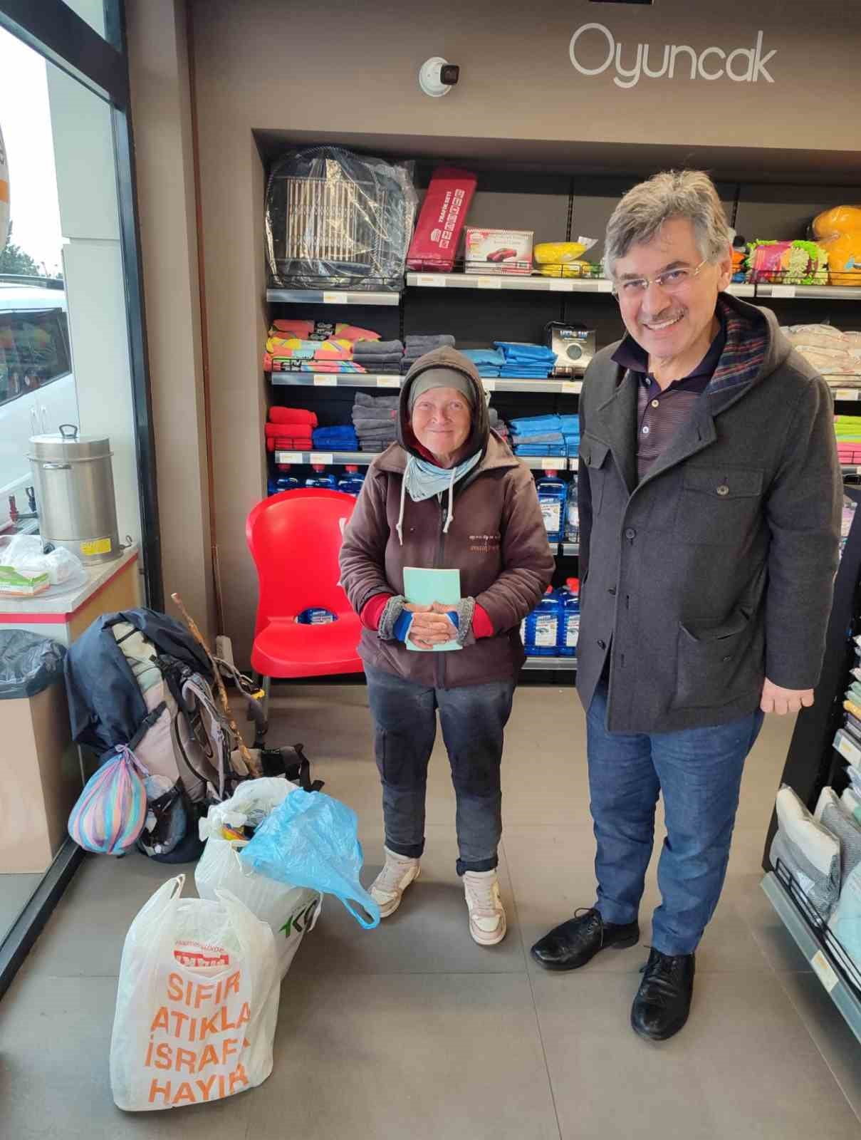 TÜRKİYE'DE GÜNDÜZLERİ KARAYOLU KENARINDA YÜRÜYEREK KUDÜS'E GİTMEK İÇİN YOL ALDIĞINI BELİRTEN ERİCA...