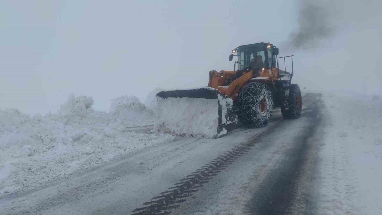 TÜRKİYE' İN EN YÜKSEK GEÇİDİ OLAN KARABET GEÇİDİ DE ETKİLİ OLAN KAR YAĞIŞINDAN DOLAYI KARAYOLLARI...