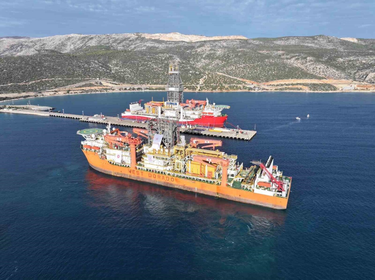 TÜRKİYE'NİN DENİZ FİLOSUNA KATTIĞI 6'INCI SONDAJ GEMİSİ 'WEST DORADO', MERSİN'İN TAŞUCU LİMANI'NA...