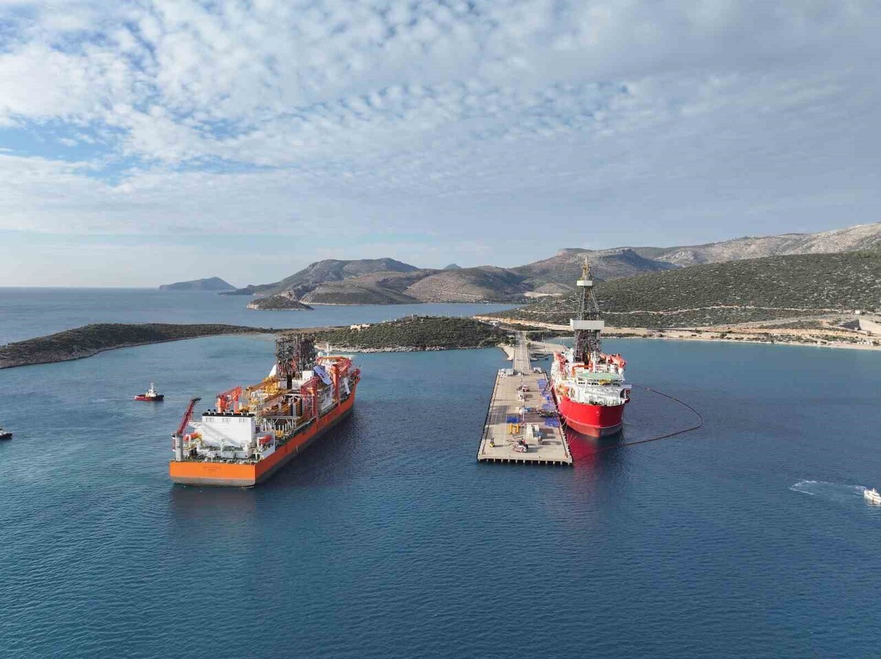 TÜRKİYE'NİN DENİZ FİLOSUNA KATTIĞI 6'INCI SONDAJ GEMİSİ 'WEST DORADO', MERSİN'İN TAŞUCU LİMANI'NA...