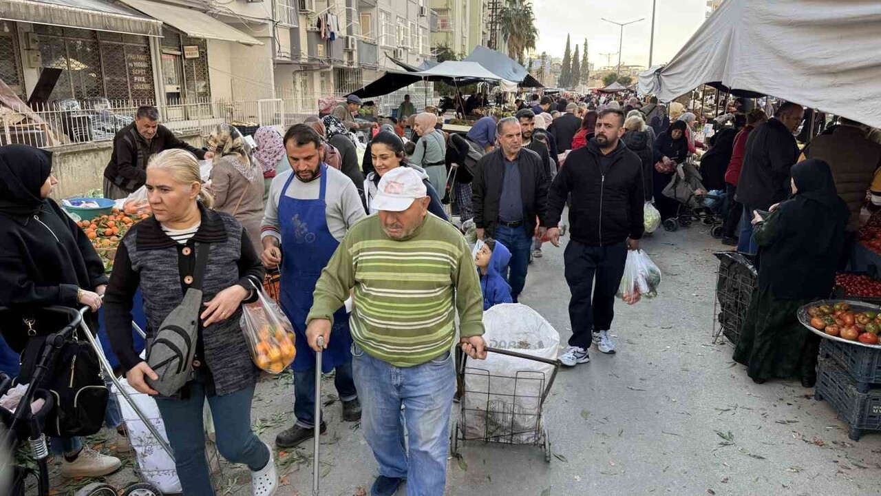 TÜRKİYE'NİN EN ÖNEMLİ NARENCİYE ÜRETİM MERKEZLERİNDEN ADANA'DA MANDALİNA DALINDA 3 LİRAYA, PAZARDA...