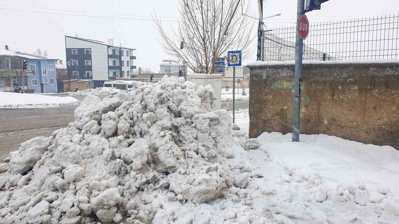 TÜRKİYE'NİN EN YÜKSEK YERLEŞİM YERLERİNDEN OLAN VAN'IN BAŞKALE İLÇESİNDE KIŞ ETKİSİNİ...