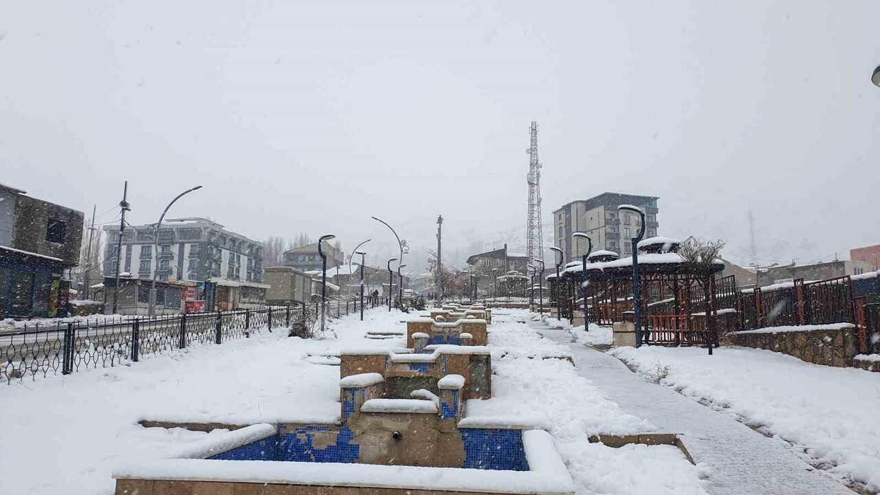 TÜRKİYE'NİN EN YÜKSEK YERLEŞİM YERLERİNDEN OLAN VAN'IN BAŞKALE İLÇESİNDE KIŞ ETKİSİNİ...