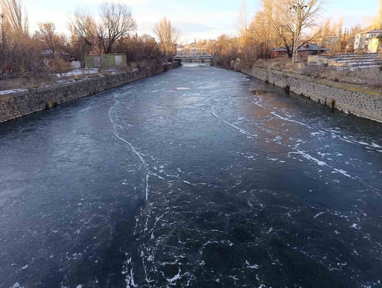 TÜRKİYE'NİN KIŞ TURİZMİ VE SOĞUKLARIYLA MEŞHUR İLİ KARS, BU YILIN EN DONDURUCU GÜNLERİNİ YAŞIYOR....
