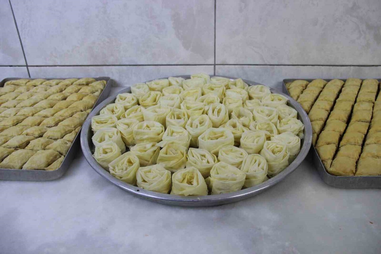 TÜRKİYE'NİN ÖNEMLİ GASTRONOMİ ŞEHİRLERİ ARASINDA YER ALAN ÇORUM'UN YÖRESEL LEZZETİ BAKLAVA...