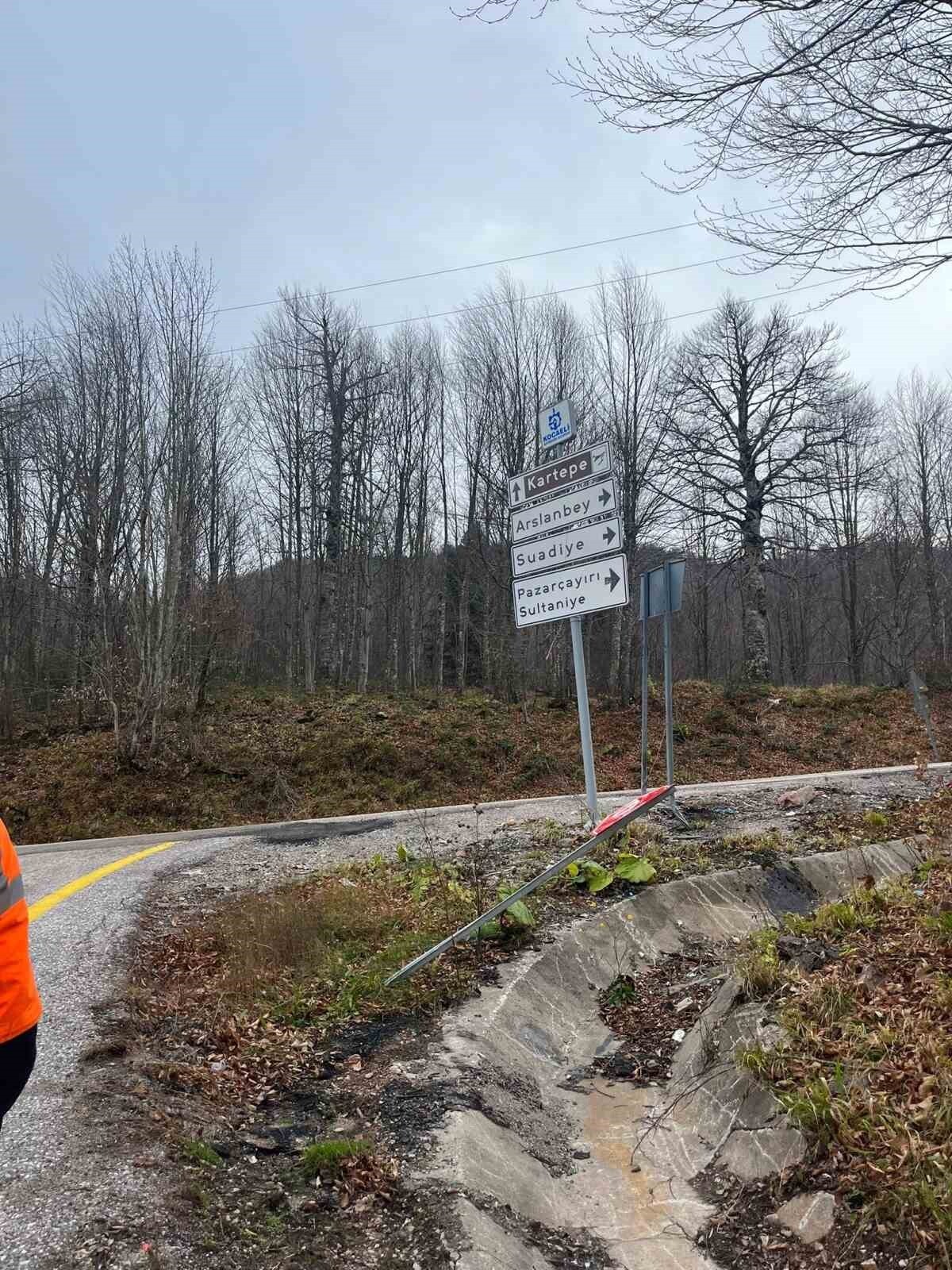 TÜRKİYE'NİN ÖNEMLİ KIŞ TURİZMİ DESTİNASYONLARINDAN KARTEPE'DE, KAYAK MERKEZİNE ULAŞIMI SAĞLAYAN...